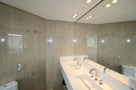 Apartamento à venda com 210m², 4 quartos e 3 vagasBanheiro da Suíte 1