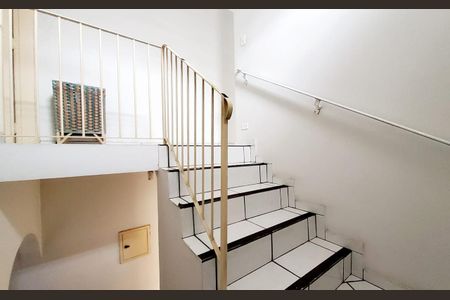 Casa à venda com 500m², 2 quartos e 2 vagasEscada