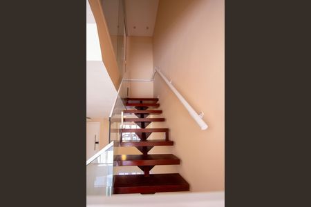 Casa de condomínio à venda com 120m², 3 quartos e 2 vagasEscada