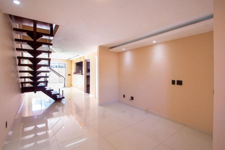 Casa de condomínio à venda com 120m², 3 quartos e 2 vagasSala