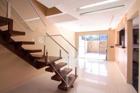 Casa de condomínio à venda com 120m², 3 quartos e 2 vagasSala