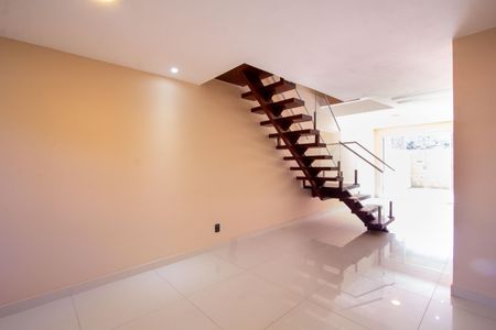 Casa de condomínio à venda com 120m², 3 quartos e 2 vagasSala