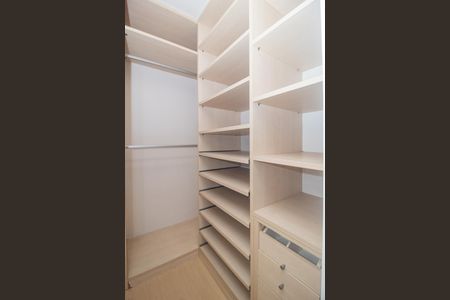 Casa à venda com 250m², 2 quartos e 2 vagas Casa à venda com 250m², 2 quartos e 2 vagasCloset da Suíte 2