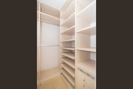 Casa à venda com 250m², 2 quartos e 2 vagas Casa à venda com 250m², 2 quartos e 2 vagasCloset da Suíte 2