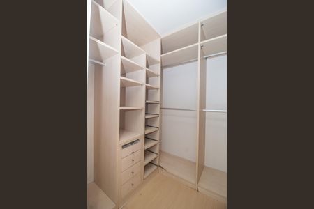 Casa à venda com 250m², 2 quartos e 2 vagas Casa à venda com 250m², 2 quartos e 2 vagasCloset da Suíte 2