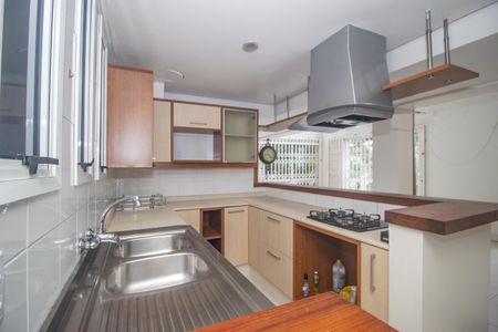 Casa à venda com 250m², 2 quartos e 2 vagas Casa à venda com 250m², 2 quartos e 2 vagasCozinha