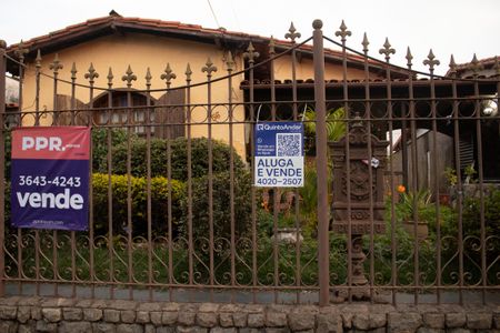 Casa à venda com 360m², 4 quartos e 4 vagas Casa à venda com 360m², 4 quartos e 4 vagasFachada + Placa