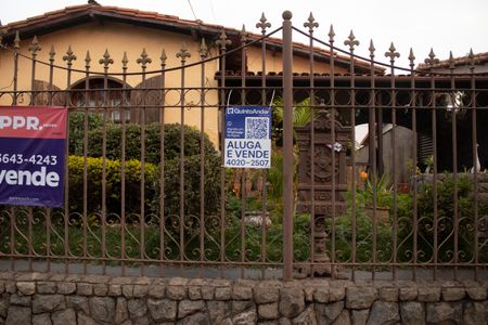 Casa à venda com 360m², 4 quartos e 4 vagas Casa à venda com 360m², 4 quartos e 4 vagasFachada + Placa