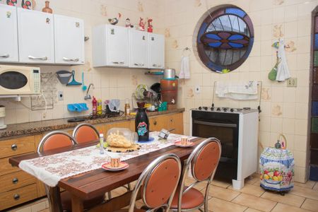 Casa à venda com 360m², 4 quartos e 4 vagas Casa à venda com 360m², 4 quartos e 4 vagasCozinha