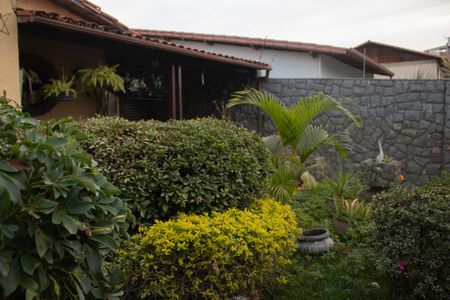 Casa à venda com 360m², 4 quartos e 4 vagas Casa à venda com 360m², 4 quartos e 4 vagasÁrea comum