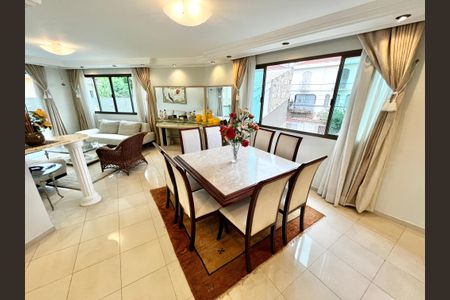 Casa à venda com 465m², 4 quartos e 7 vagasSala