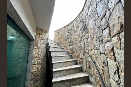 Casa à venda com 465m², 4 quartos e 7 vagasEscada