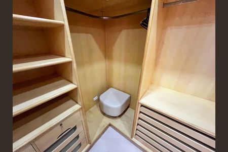 Casa à venda com 465m², 4 quartos e 7 vagasCloset da suíte 3