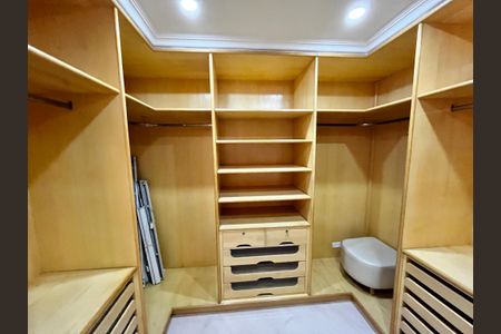 Casa à venda com 465m², 4 quartos e 7 vagasCloset da suíte 3