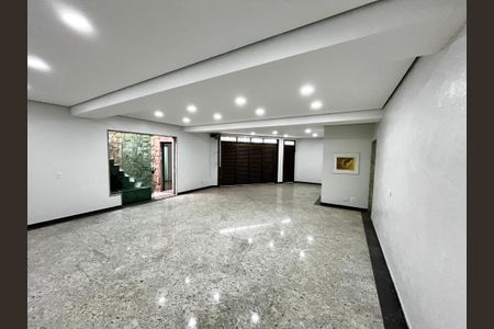 Casa à venda com 465m², 4 quartos e 7 vagasGaragem / Salão de Festa