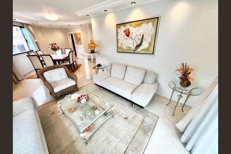 Casa à venda com 465m², 4 quartos e 7 vagasSala