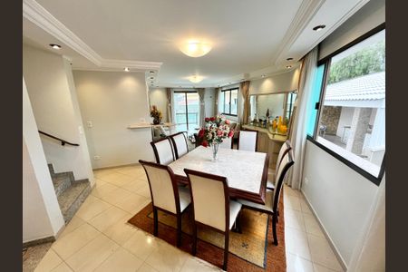 Casa à venda com 465m², 4 quartos e 7 vagasSala