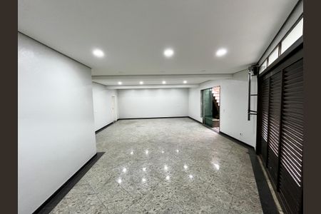Casa à venda com 465m², 4 quartos e 7 vagasGaragem / Salão de Festa