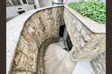 Casa à venda com 465m², 4 quartos e 7 vagasEscada