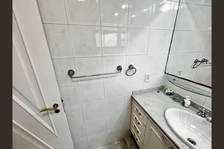 Casa à venda com 465m², 4 quartos e 7 vagasBanheiro da Suíte 2