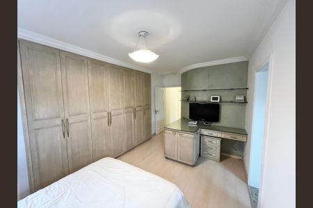 Casa à venda com 465m², 4 quartos e 7 vagasQuarto Suíte 2