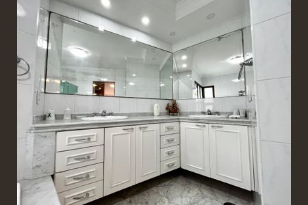 Casa à venda com 465m², 4 quartos e 7 vagasBanheiro da Suíte 3