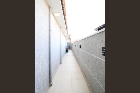 Casa à venda com 140m², 2 quartos e 2 vagasCorredor - Lateral