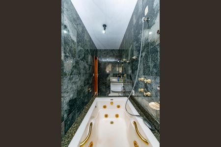 Casa para alugar com 760m², 4 quartos e 8 vagas Casa para alugar com 760m², 4 quartos e 8 vagasBanheiro da Suíte 2