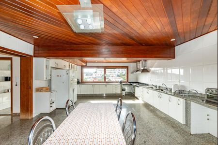 Casa para alugar com 760m², 4 quartos e 8 vagas Casa para alugar com 760m², 4 quartos e 8 vagasCozinha