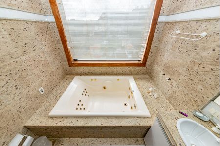 Casa para alugar com 760m², 4 quartos e 8 vagas Casa para alugar com 760m², 4 quartos e 8 vagasBanheiro da Suíte 1