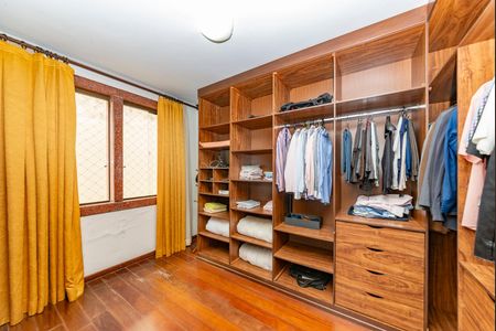 Casa para alugar com 760m², 4 quartos e 8 vagas Casa para alugar com 760m², 4 quartos e 8 vagasCloset da suíte 1