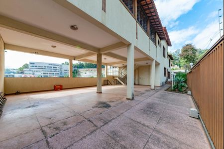 Casa para alugar com 760m², 4 quartos e 8 vagas Casa para alugar com 760m², 4 quartos e 8 vagasGaragem