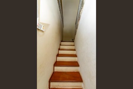 Casa para alugar com 760m², 4 quartos e 8 vagas Casa para alugar com 760m², 4 quartos e 8 vagasEscada