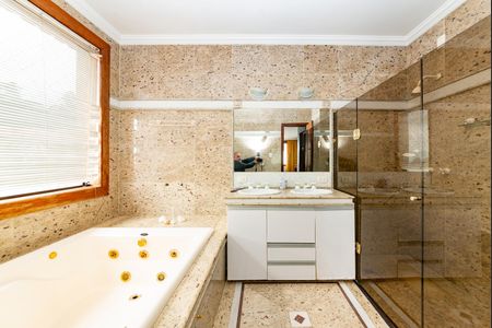 Casa para alugar com 760m², 4 quartos e 8 vagas Casa para alugar com 760m², 4 quartos e 8 vagasBanheiro da Suíte 1