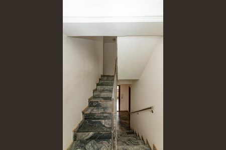 Casa para alugar com 760m², 4 quartos e 8 vagas Casa para alugar com 760m², 4 quartos e 8 vagasEscada