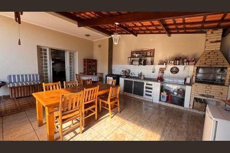 Casa à venda com 320m², 5 quartos e 3 vagas Casa à venda com 320m², 5 quartos e 3 vagasChurrasqueira