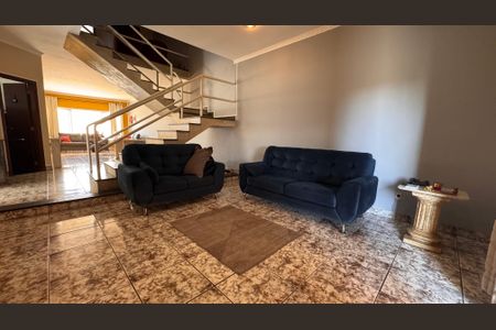 Casa à venda com 320m², 5 quartos e 3 vagas Casa à venda com 320m², 5 quartos e 3 vagasSala de TV