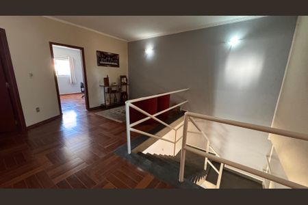 Casa à venda com 320m², 5 quartos e 3 vagas Casa à venda com 320m², 5 quartos e 3 vagasEscada
