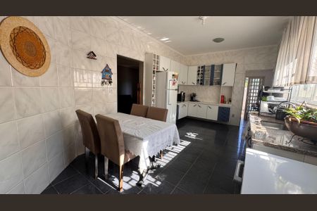 Casa à venda com 320m², 5 quartos e 3 vagas Casa à venda com 320m², 5 quartos e 3 vagasCozinha