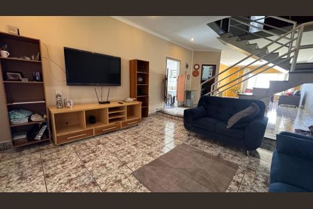 Casa à venda com 320m², 5 quartos e 3 vagas Casa à venda com 320m², 5 quartos e 3 vagasSala de TV