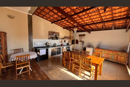 Casa à venda com 320m², 5 quartos e 3 vagas Casa à venda com 320m², 5 quartos e 3 vagasChurrasqueira