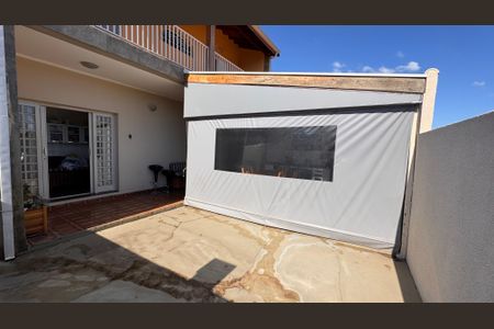 Casa à venda com 320m², 5 quartos e 3 vagas Casa à venda com 320m², 5 quartos e 3 vagasQuintal