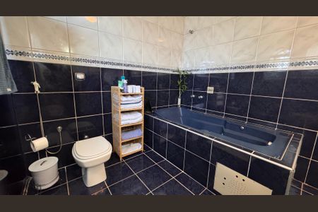 Casa à venda com 320m², 5 quartos e 3 vagas Casa à venda com 320m², 5 quartos e 3 vagasBanheiro da Suíte