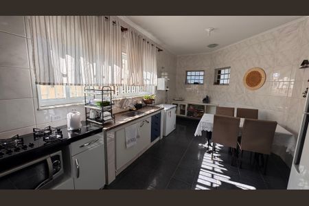 Casa à venda com 320m², 5 quartos e 3 vagas Casa à venda com 320m², 5 quartos e 3 vagasCozinha