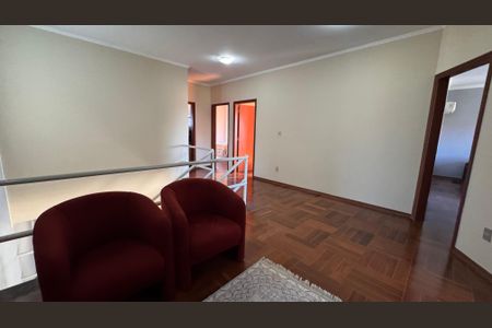 Casa à venda com 320m², 5 quartos e 3 vagas Casa à venda com 320m², 5 quartos e 3 vagasCorredor