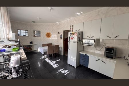 Casa à venda com 320m², 5 quartos e 3 vagas Casa à venda com 320m², 5 quartos e 3 vagasCozinha