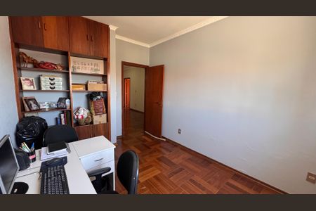 Casa à venda com 320m², 5 quartos e 3 vagas Casa à venda com 320m², 5 quartos e 3 vagasQuarto 1