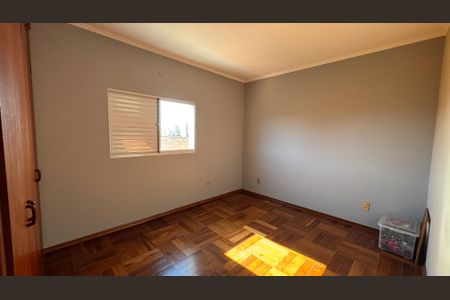 Casa à venda com 320m², 5 quartos e 3 vagas Casa à venda com 320m², 5 quartos e 3 vagasQuarto 2