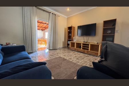 Casa à venda com 320m², 5 quartos e 3 vagas Casa à venda com 320m², 5 quartos e 3 vagasSala de TV