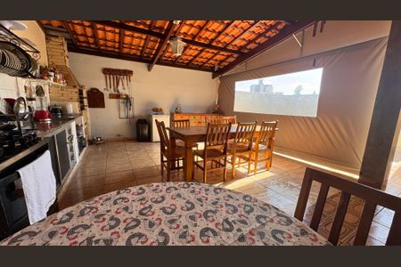 Casa à venda com 320m², 5 quartos e 3 vagas Casa à venda com 320m², 5 quartos e 3 vagasChurrasqueira